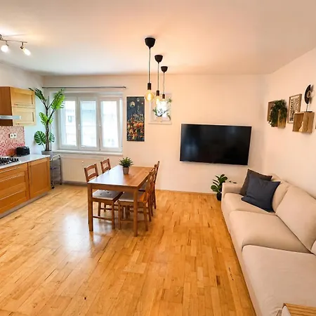 Lovely 2 Bedroom Апартаменты *