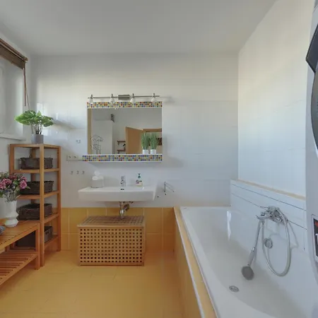 Lovely 2 Bedroom דירה ברטיסלאבה